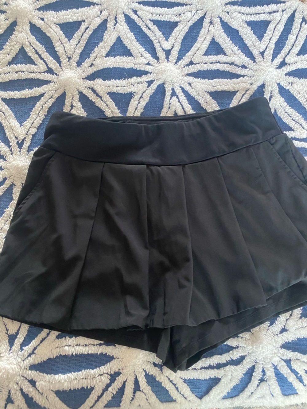 Fabletics Black Pleated Athletic tennis scort